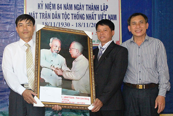 Ông Phạm Kim Khang tặng thôn 5 (xã Đạ P’Loa) bức ảnh “Bác Hồ với Bác Tôn”. Ảnh: Khánh Phúc