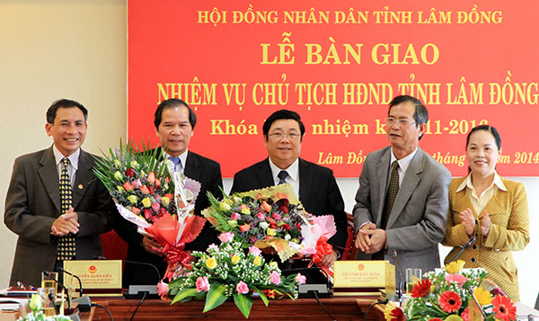 Các đồng chí đại diện Ban Thường vụ Tỉnh ủy tặng hoa cho đồng chí Huỳnh Đức Hòa và đồng chí Nguyễn Xuân Tiến