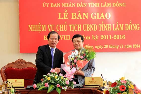 Đồng chí Nguyễn Xuân Tiến tặng hoa cho đồng chí Đoàn Văn Việt