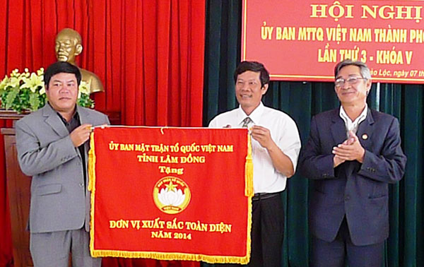 Ông Phan Hoàng Anh (thứ nhất, bên phải) trao Cờ thi đua