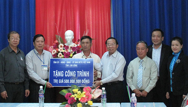 Lãnh đạo tỉnh trao tặng 500 triệu đồng cho xã Ka Đơn