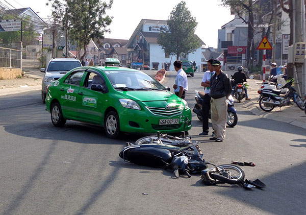 Tai nạn giữa taxi và xe máy, một người nhập viện