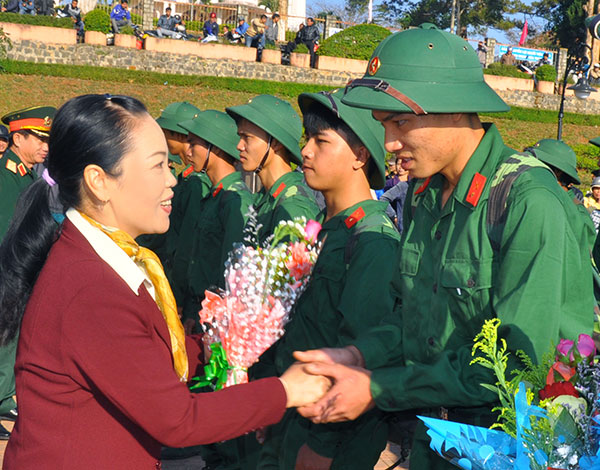 Đồng chí Hoàng Thị Thu Hồng động viên các tân binh - Ảnh: BÙI TRƯỞNG