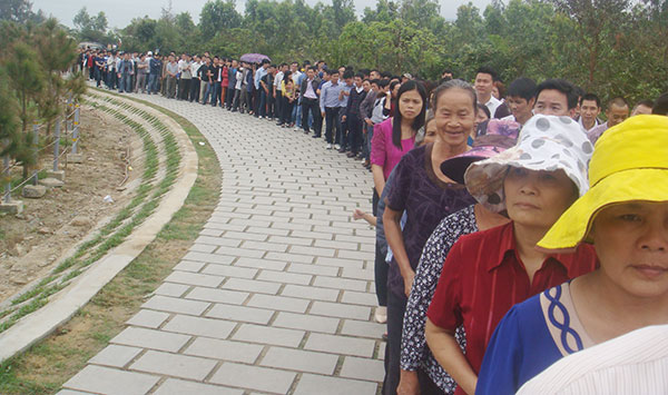 Dòng người dài vô tận trật tự vào dâng hoa, thắp hương tại mộ Đại tướng Võ Nguyên Giáp