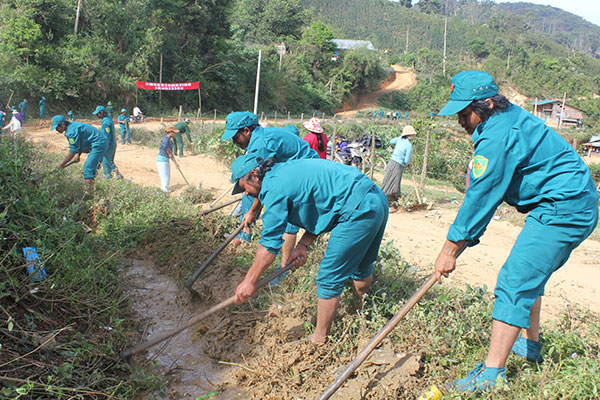 Dân quân xã Đạ Chais làm công tác dân vận