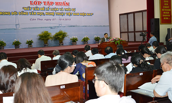 Tập huấn lý luận và thời sự trong đời sống văn học, nghệ thuật Việt Nam hiện nay