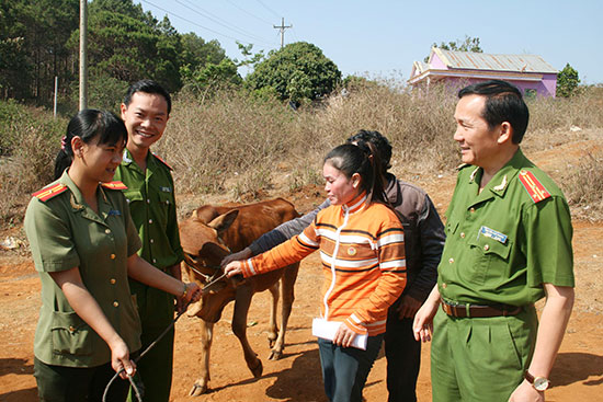 Trao quà cho chiến sĩ có hoàn cảnh khó khăn