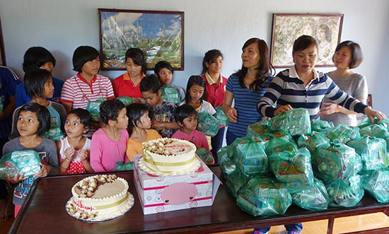 Công ty Trần Lê Đà Lạt tặng quà cho trẻ mồ côi tại Tà Nung, Đà Lạt nhân dịp khai trương