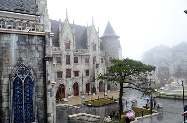 Kiến trúc cổ điển của Châu Âu được tái hiện qua các nhà hàng, khách sạn