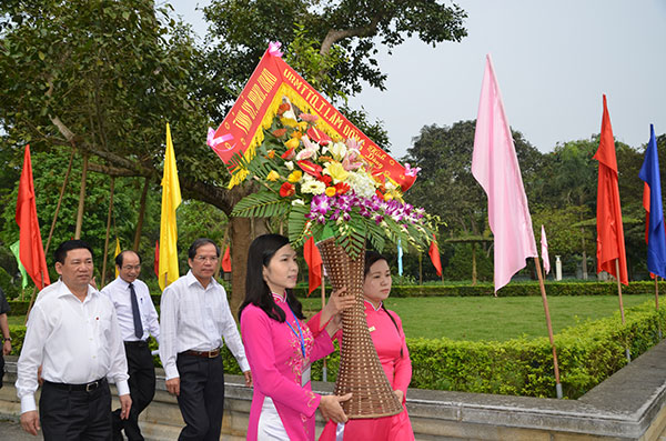 Đoàn đến thăm nhà Bác Hồ tại Làng Sen