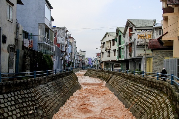 Đà Lạt: Mưa lớn cuốn hai người mất tích