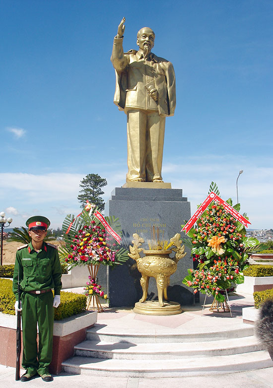 Trang nghiêm bên tượng Bác. Ảnh: Hồ Toàn