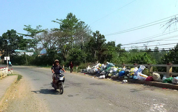 Cần giải pháp cho vấn đề rác thải trên Quốc lộ 55