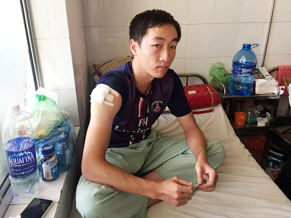 Trung úy Hà Tuấn Nghĩa bị đâm ở vai phải, đang điều trị tại Bệnh viện Đa khoa Lâm Đồng