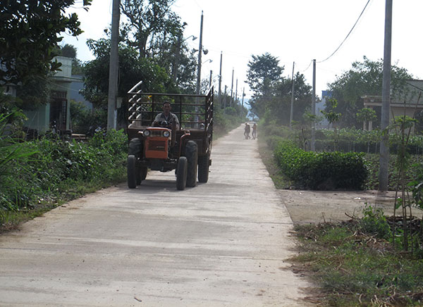 Đường xóm xã nông thôn mới Quảng Lập do dân đóng góp xây dựng