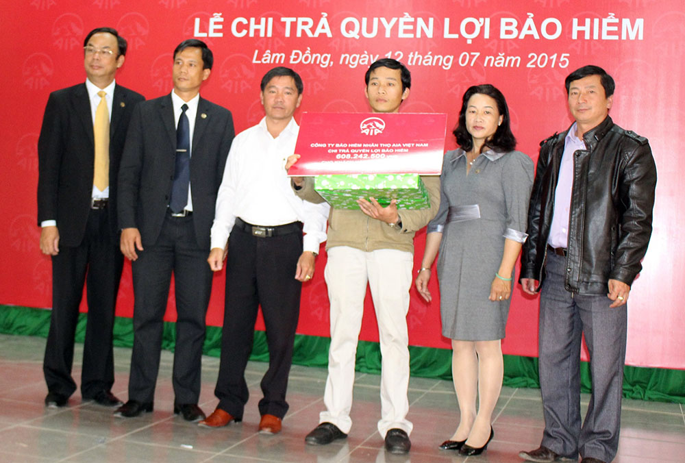 Lãnh đạo AIA Việt Nam trao 600 triệu đồng chi trả rủi ro cho khách hàng Lê Kiều Oanh ở phường 7, Đà Lạt.