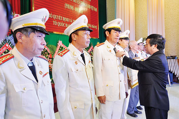 Đồng chí Đoàn Văn Việt - Phó Bí thư Tỉnh ủy, Chủ tịch UBND tỉnh trao Huân chương Bảo vệ Tổ quốc cho các cá nhân