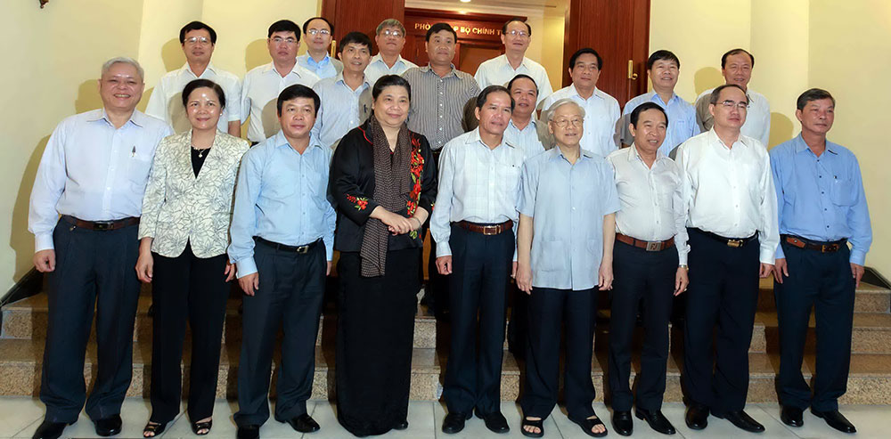 Đoàn công tác tỉnh Lâm Đồng chụp hình lưu niệm với Bộ Chính trị