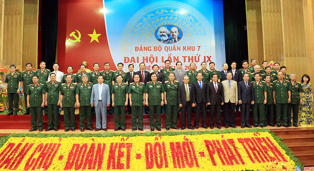 Thượng tướng Nguyễn Thành Cung, Ủy viên Ban chấp hành Trung ương Đảng, Ủy viên Thường vụ Quân uỷ Trung ương, Thứ trưởng Bộ Quốc phòng chụp ảnh với các đại biểu về dự đại hội