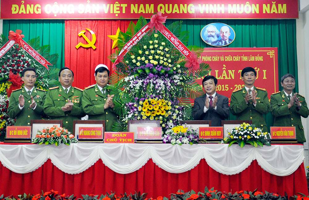 Thay mặt Ban Thường vụ Tỉnh ủy, đồng chí Đoàn văn Việt tặng lẵng hoa chúc mừng Đại hội