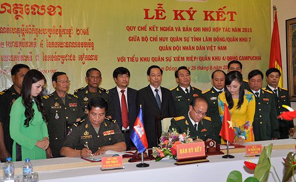 Thủ trưởng Bộ CHQS tỉnh Lâm Đồng và Thủ trưởng Tiểu khu Quân sự Xiêm Riệp tiến hành ký kết