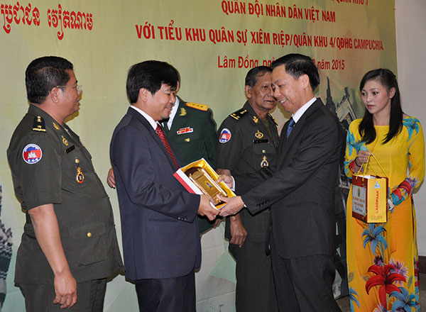 Phó Chủ tịch UBND tỉnh Trần Ngọc Liêm tặng quà cho phái đoàn Xiêm Riệp