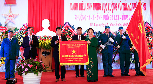 Phó Chủ tịch nước Nguyễn Thị Doan đã gắn huy hiệu và trao tặng danh hiệu Anh hùng lực lượng vũ trang nhân dân cho phường 11