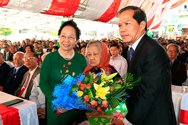 Lãnh đạo Trung ương và tỉnh Lâm Đồng tặng hoa Mẹ Việt Nam Anh hùng tại buổi lễ