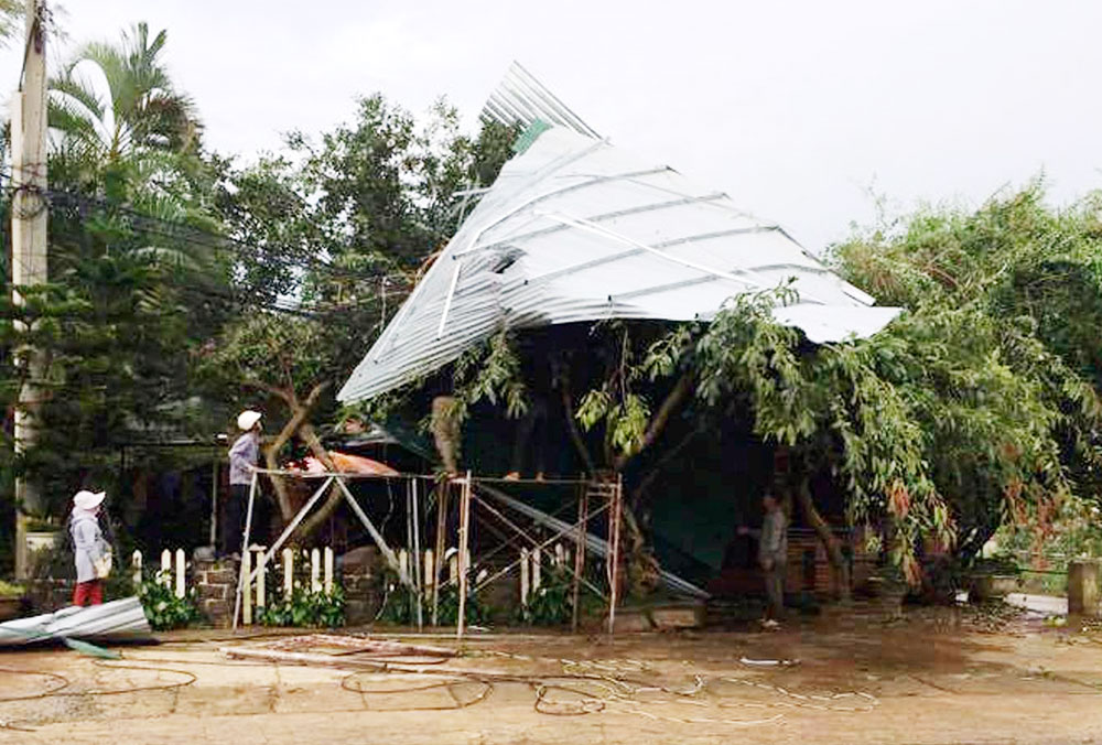 Lâm Hà: Lốc xoáy càn quét Nam Ban, gần 20 căn nhà hư hỏng nặng