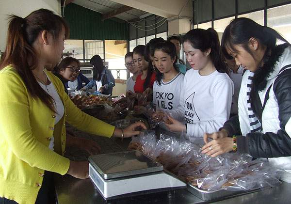 Học làm bánh trung thu tặng trẻ em nghèo