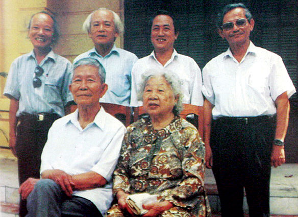 Vợ chồng Giáo sư Trần văn Giàu cùng các giáo sư Trần Quốc   Vượng, Đinh Xuân Lâm, Hà văn Tấn, Phan Huy Lê (từ trái sang phải)