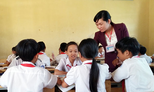 Cô giáo Thanh Nga tận tình chỉ dẫn cho học sinh phương pháp học nhóm