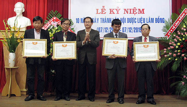 Đồng chí Nguyễn Trọng Ánh Đông - UVBTV - Phó Chủ tịch UB MTTQ tỉnh trao bằng khen cho các tập thể và cá nhân thuộc Hội Dược liệu Lâm Đồng xuất sắc trong công tác xây dựng và phát triển Hội Dược liệu trong giai đoạn 2005 -2015