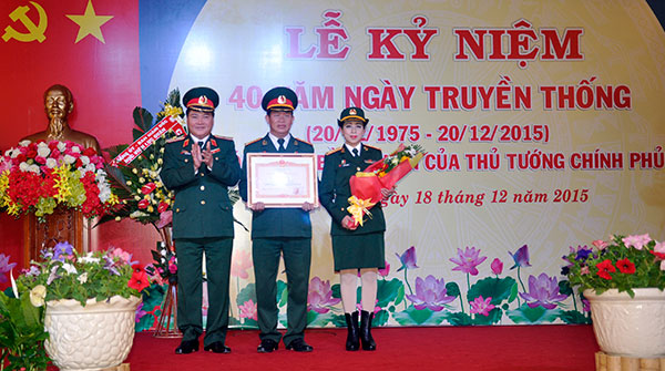 Thừa ủy quyền Thủ tướng Chính phủ, Thiếu tướng Hoàng Văn Minh - Giám đốc Học viện Lục quân trao Bằng khen của Thủ tướng tặng Đoàn An điều dưỡng 198