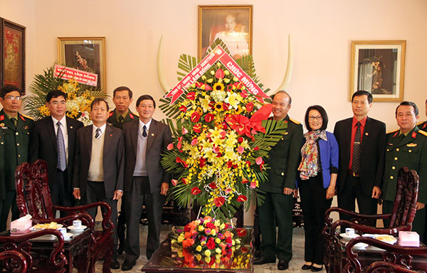 Phó Bí thư Thường trực Tỉnh ủy Trần Đức Quận tặng hoa chúc mừng Bộ Chỉ huy Quân sự tỉnh.