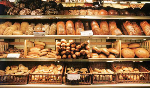 Sử dụng bánh mì trong bữa ăn hàng ngày đang trở thành thói quen phổ biến.