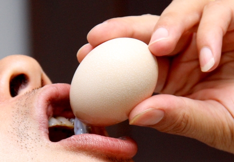 Ăn trứng sống sẽ mang lại những mối đe dọa nguy hại cho sức khỏe của bạn.