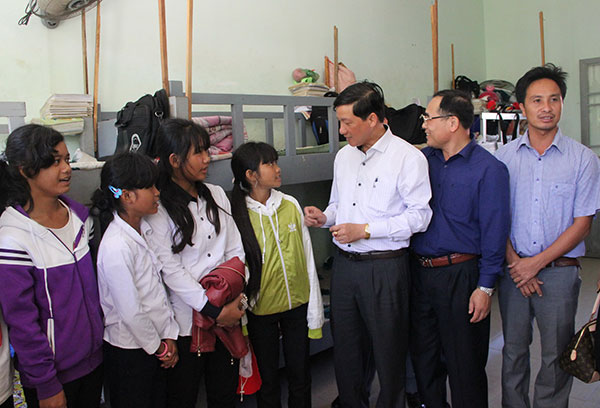 Đồng chí Trần Đức Quận - Phó Bí thư Thường trực Tỉnh ủy thăm học sinh Trường DTNT huyện Đam Rông