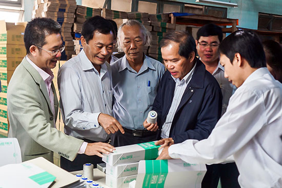 Đồng chí Bí thư Tỉnh ủy Nguyễn Xuân Tiến (thứ hai, phải qua) tham quan xưởng sản xuất của Nhà máy xe tơ II (xã Đại Lào) - Ảnh: T.CHU