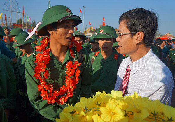 Đồng chí Trần Duy Hùng - UVBTV, Trưởng Ban Tổ chức Tỉnh ủy tặng hoa cho các tân binh. Ảnh: Trịnh Chu