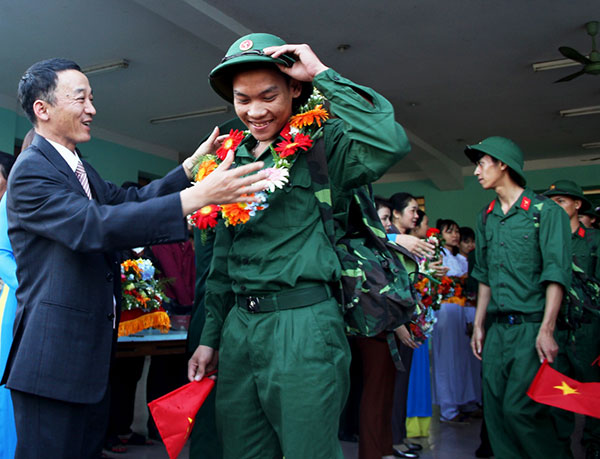 Đồng chí Trần Văn Hiệp - Trưởng Ban Tuyên giáo Tỉnh ủy động viên các tân binh huyện Đạ Huoai lên đường làm nhiệm vụ. Ảnh: Khánh Phúc