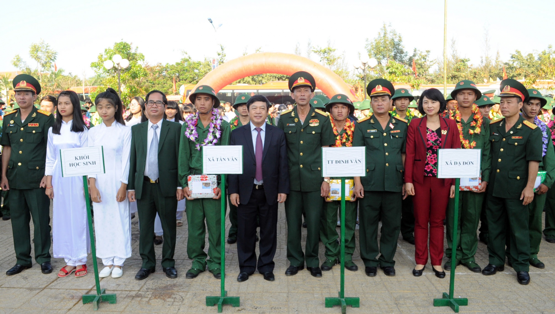 Chủ tịch UBND tỉnh Đoàn Văn Việt và lãnh đạo huyện Lâm Hà chụp hình lưu niệm với các tân binh