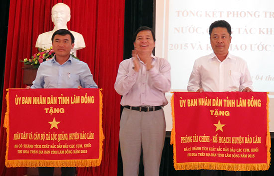 Đ/c Nguyễn Văn Triệu - TUV, Bí thư Huyện ủy Bảo Lâm trao Cờ thi đua của UBND tỉnh cho 2 tập thể đạt thành tích xuất sắc trong phong trào thi đua yêu nước 2015