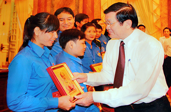 Đảng viên Liêng Trang K’Sáu được Chủ tịch nước Trương Tấn Sang tặng quà lưu niệm trong dịp gặp mặt Đoàn đại biểu Thanh niên tiên tiến làm theo lời Bác toàn quốc lần thứ III