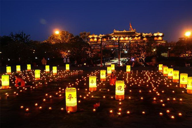 Hoàng thành Huế được thắp sáng trong một dịp Festival Huế