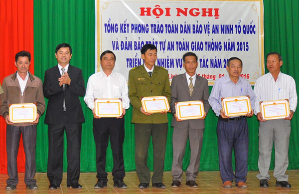 UBND huyện Di Linh khen thưởng những tập thể xuất sắc trong phong trào BVANTQ