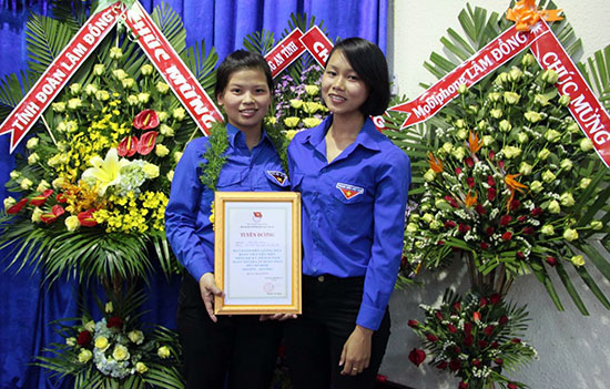 Bùi Thị Hằng (bên trái) nhận Bằng khen gương mặt trẻ trong dịp lễ 26/3 tại Đại học Đà Lạt