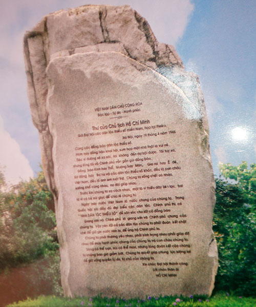 Bức thạch thư của Bác Hồ đặt tại Quảng trường Đại đoàn kết TP. Pleiku