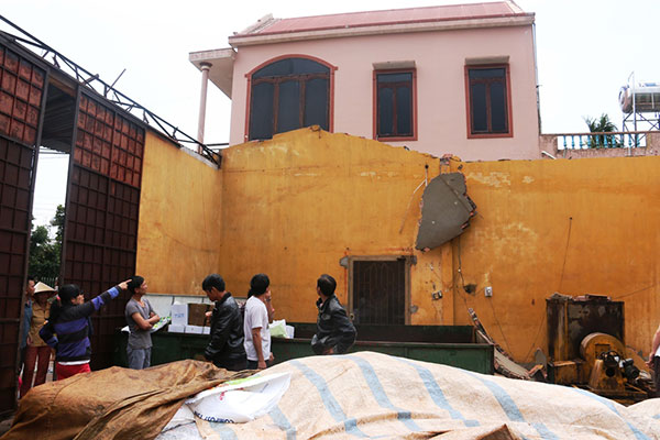 Lốc xoáy làm tốc mái nhà ông K’Brem, thôn Tân Lạc 1