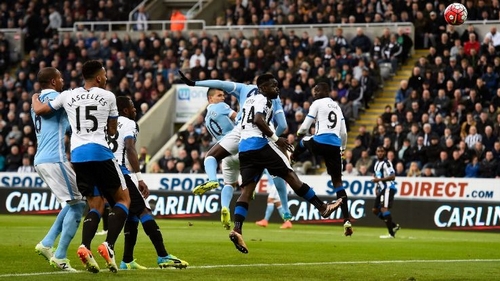 Aguero ghi bàn thứ 100, Man City vẫn bất lực trước Newcastle